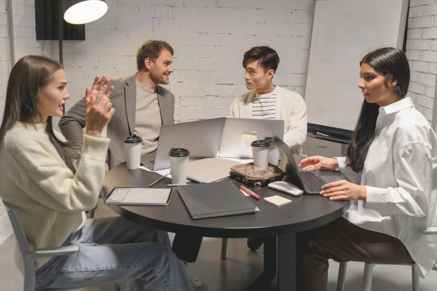 Sesiune practică de analiză financiară cu documente reale și discuții de grup